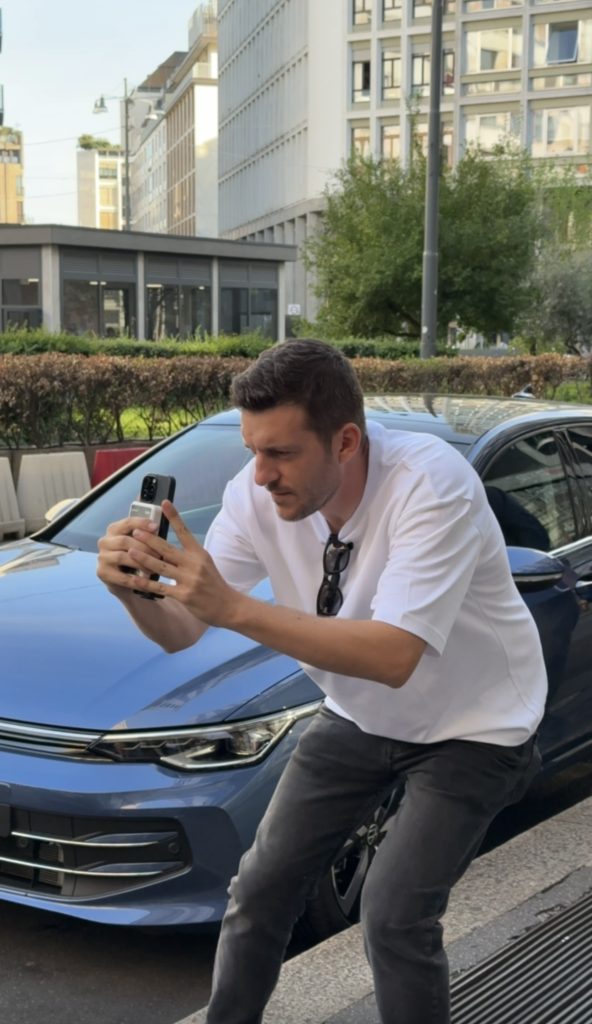 alberto anzoni nella posa del live content creator