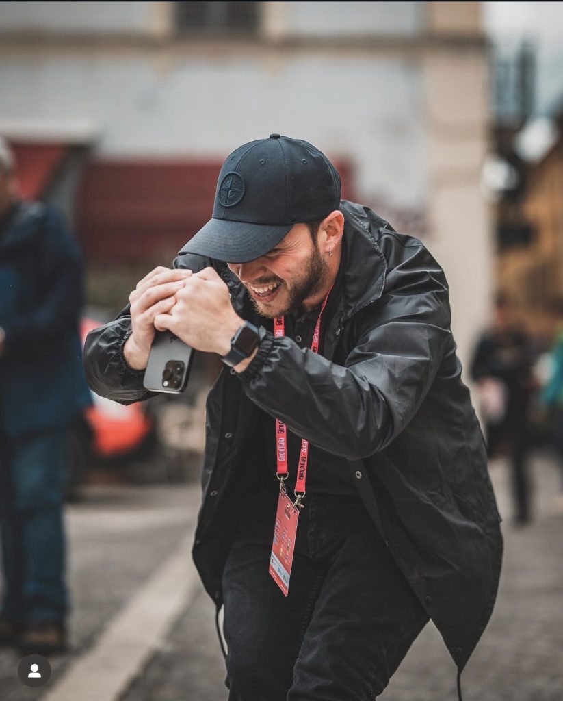 Luca Chiari creando contenuti durante un live coverage