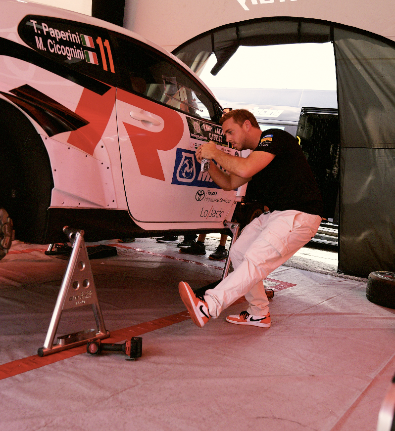 Al rally con toyota per creare contenuti con l'auto da rally