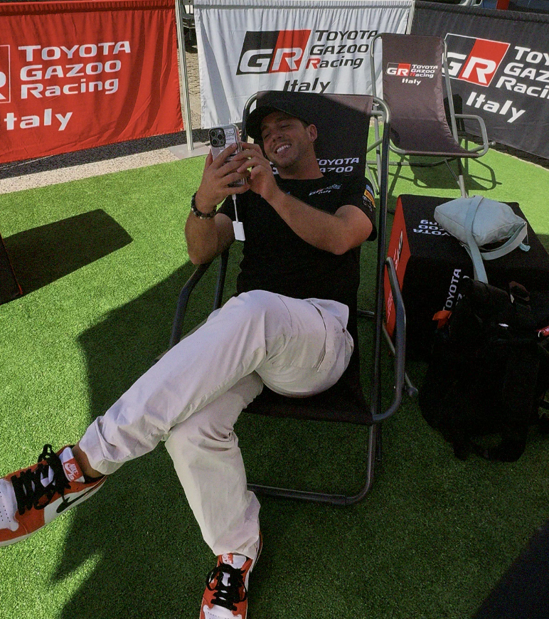 Al rally con toyota mentre edito contenuti.