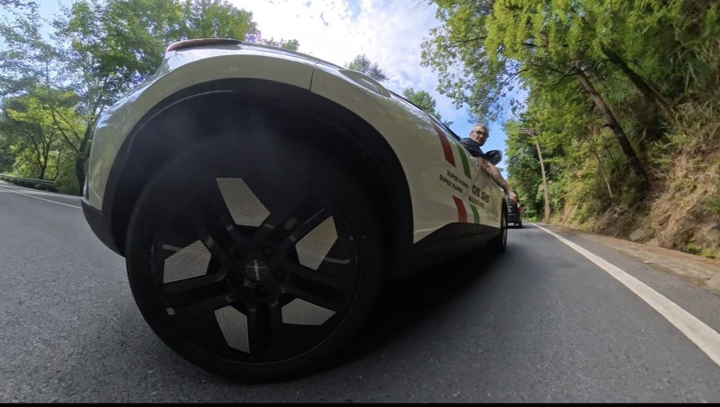 gio russo crea un contenuto live durante un evento internazionale